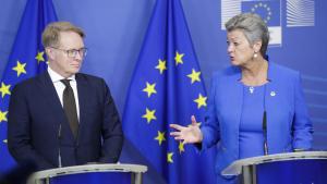 El director ejecutivo de Frontex, Hans Leitjens, y la comisaria de Interior, Ylva Johansson, en una rueda de prensa en Bruselas.