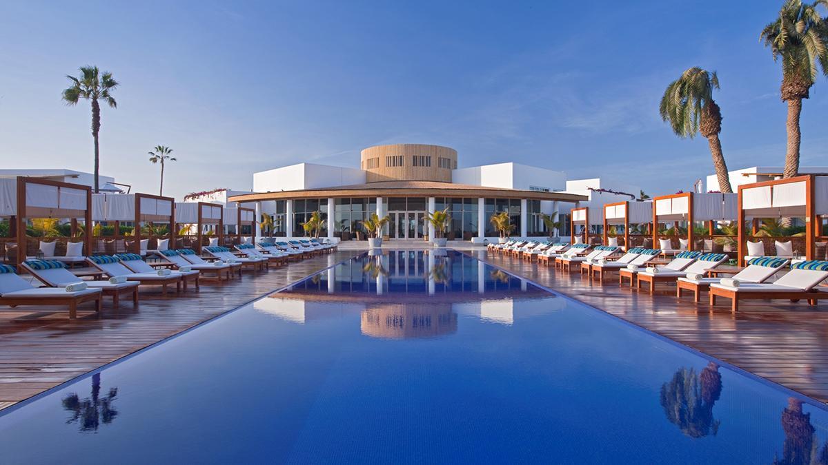 La piscina principal del Hotel Paracas, a Luxury Collection Resort, un refugio frente a la bahía de Paracas rodeado de jardines y tranquilidad.