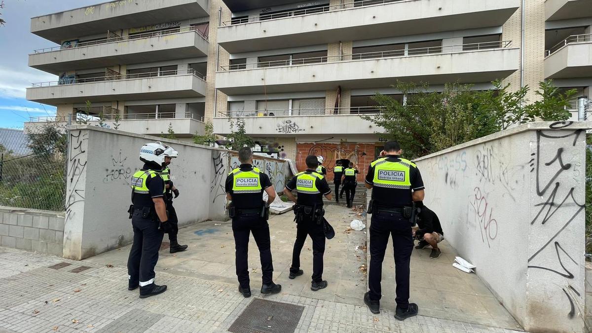 La Guàrdia Urbana ahir davant l'edifici ocupat de Figueres