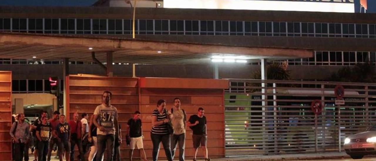 Trabajadores del centro de PSA en Vigo saliendo del recinto en una fotografía de archivo. // José Lores