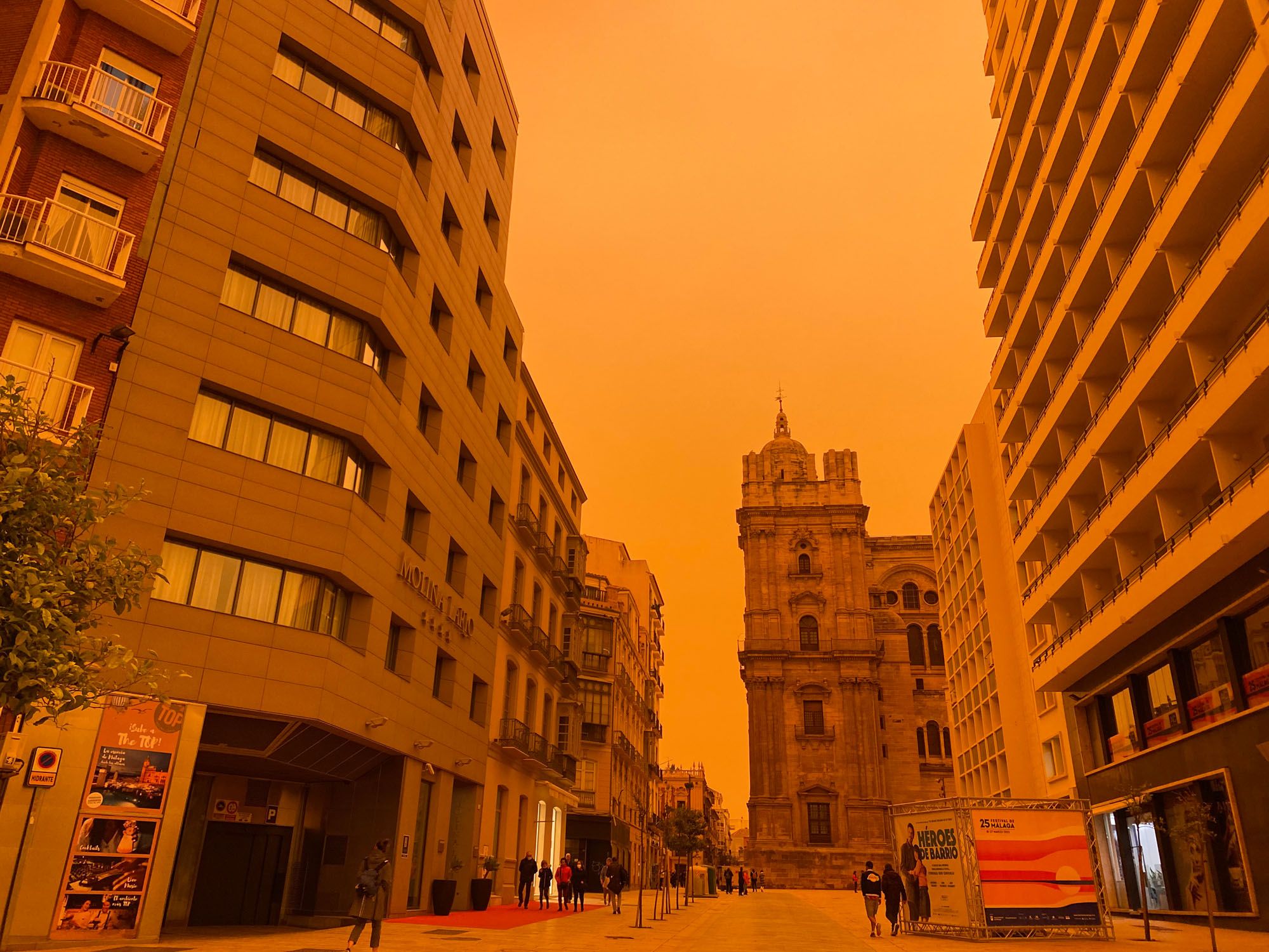 El cielo, teñido de naranja o casi rojo, desde distintos puntos del Centro de Málaga.