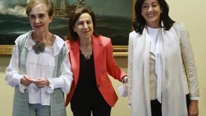 La ministra de Defensa, Margarita Robles, con la exdirectora  del CNI, Paz Esteban, el día en que fue relevada por la actual, Esperanza Casteleiro (derecha) a causa del caso Pegasus.