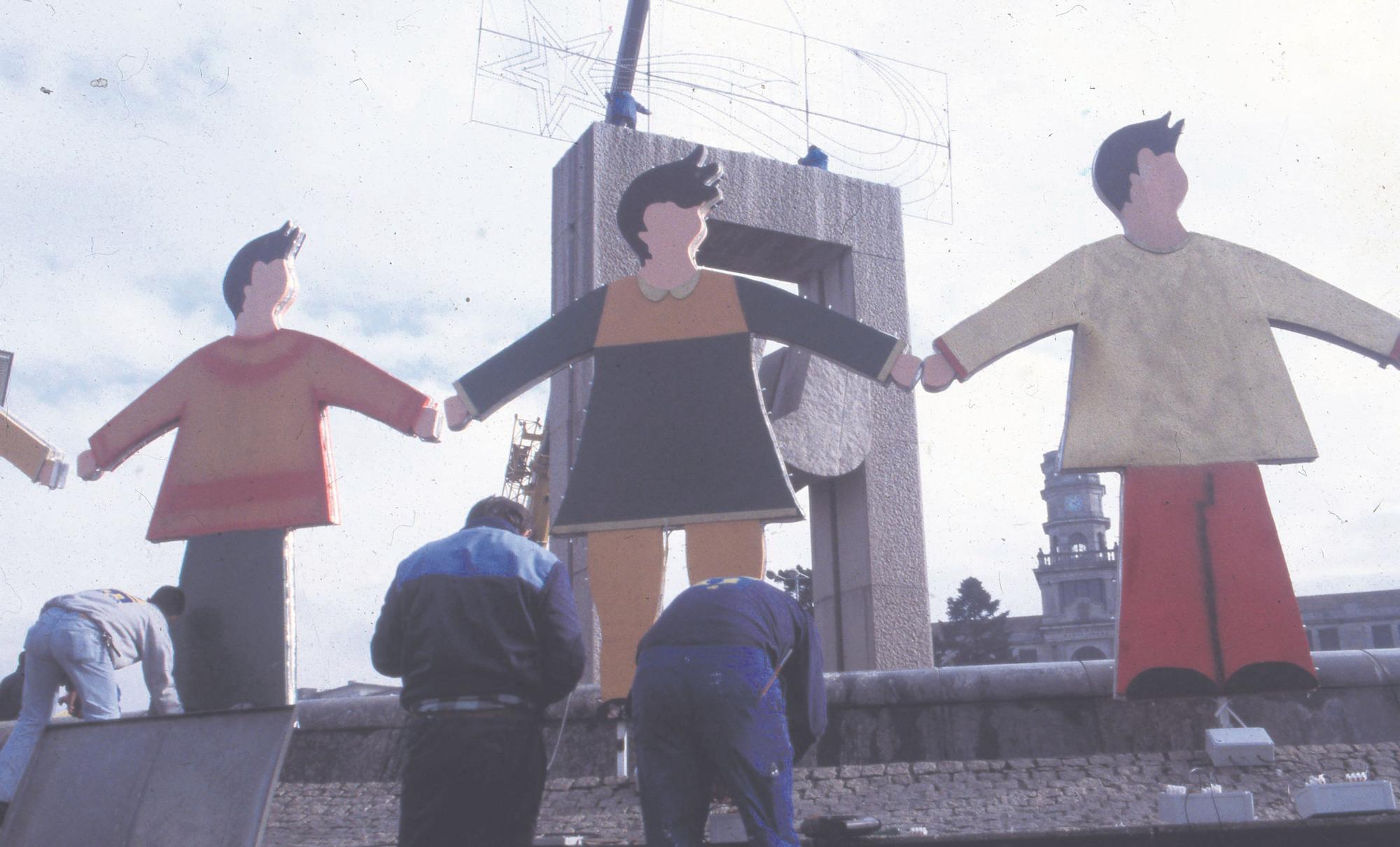 Un corro multicolor de figuras de niños y niñas rodearon la Puerta del Atlántico en la Navidad de 1995