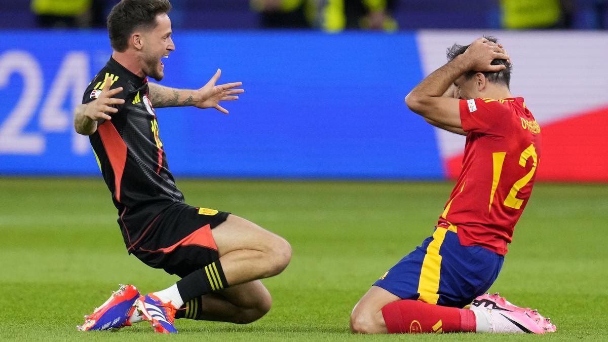 Unai Simón y Mikel Oyarzabal tras ganar la final de la Eurocopa.