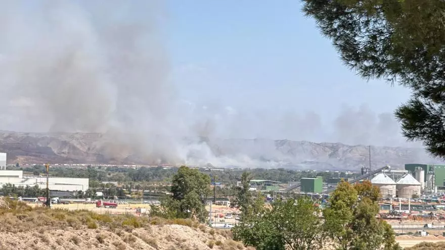Cortada la AP-2 y la ARA-1 por un incendio en la cuneta a la altura de Villafranca de Ebro