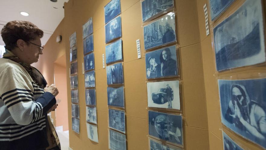 Una dona contempla les fotografies realitzades per interns del centre penitenciari bagenc