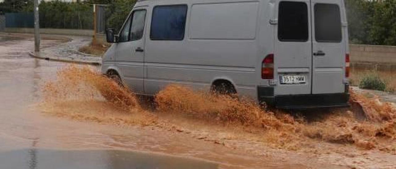 Una fuerte tromba de agua descarga más de cien litros en Carcaixent