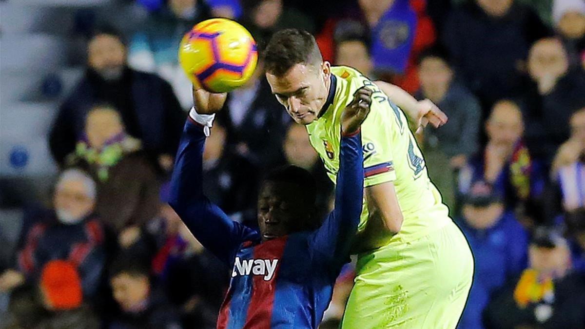 Vermaelen cabecea ante la presencia de Boateng, el delantero del Levante.