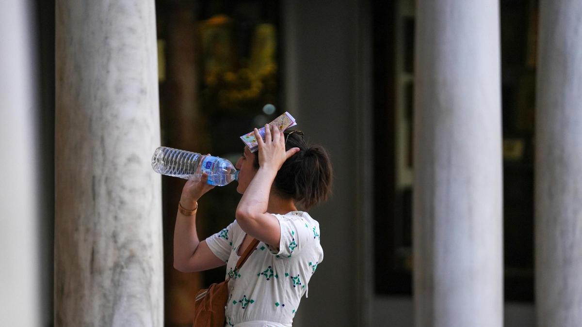 Archivo - Una mujer bebiendo agua. A 28 de mayo de 2025, en Sevilla (Andalucía, España).