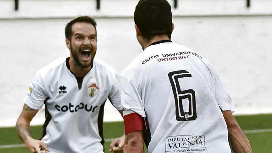 Tito Malagón celebra un gol con el Ontinyent.