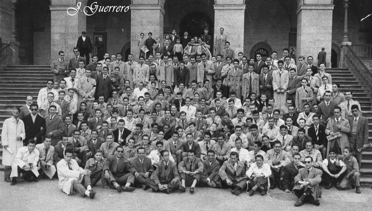 Fotografía de familia tras unos Ejercicios Espirituales de Acción Católica, impartido por José Luis Cotallo.