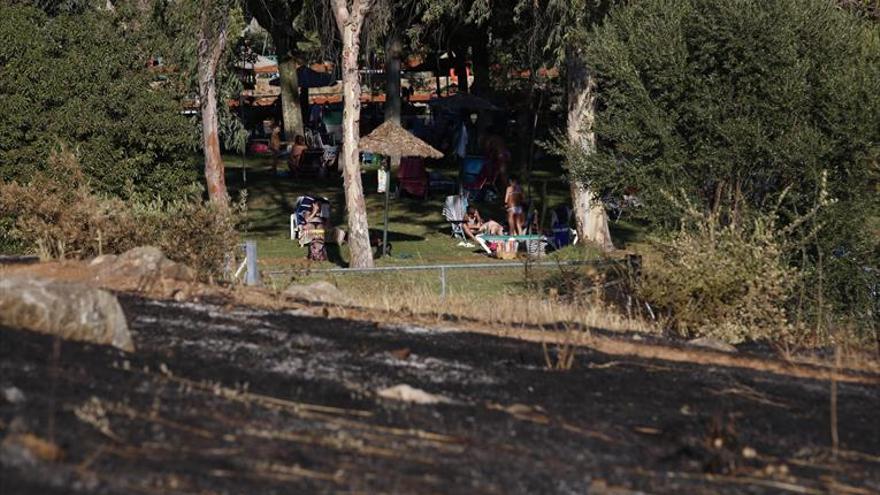 El fuego que calcinó veinte hectáreas se quedó en la linde del Club Mirabueno