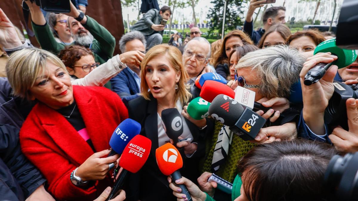 Salomé Pradas, al entrar hoy en la Ciudad de la Justicia.