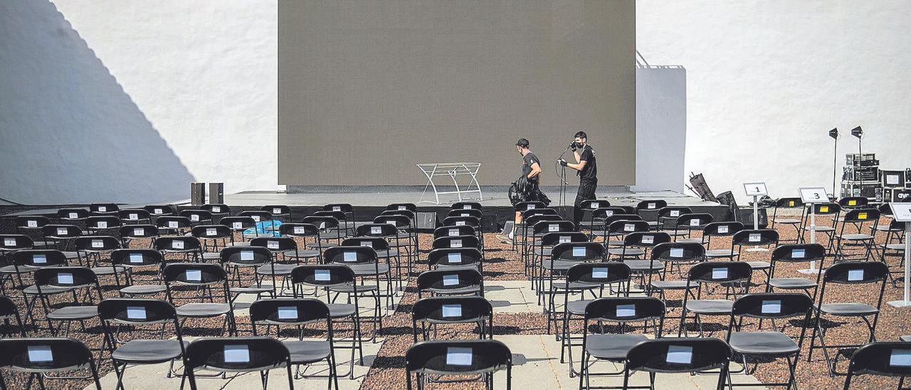 Los operarios recogen el pasado día 24 el material tras posponerse el acto de homenaje a los palmeros a causa de la erupción del volcán.