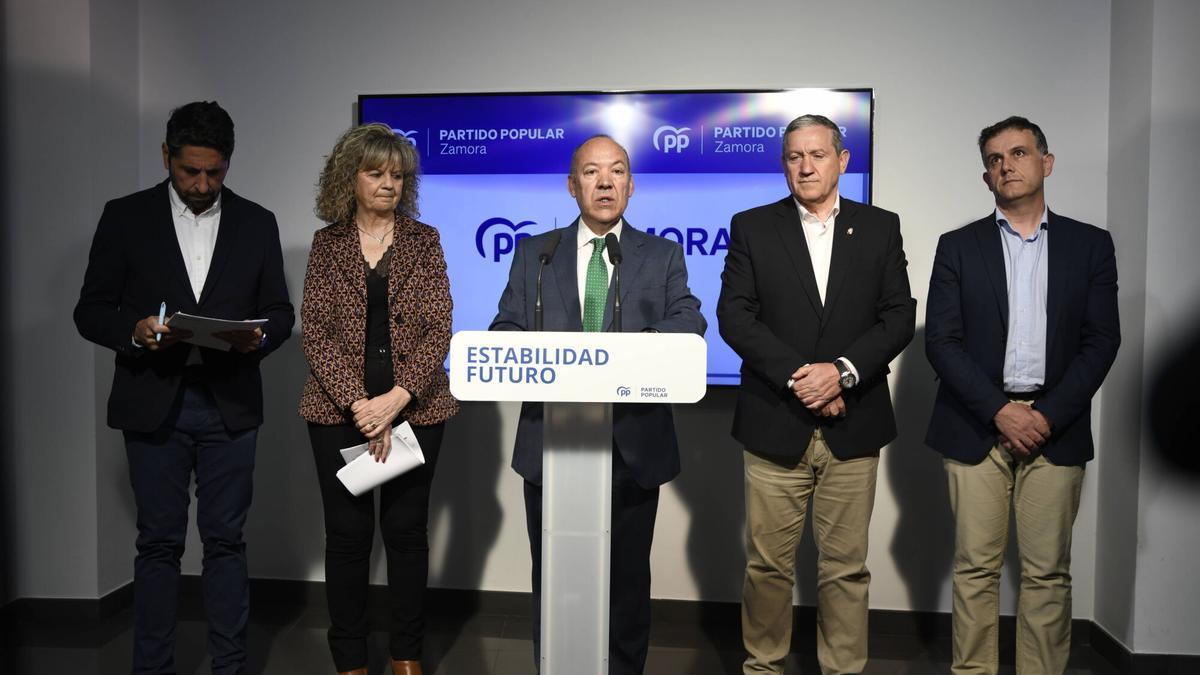 Óscar Ramajo, Elvira Velasco, José María Barrios, Javier Faúndez y Ramiro Silva, en la sede popular de Víctor Gallego