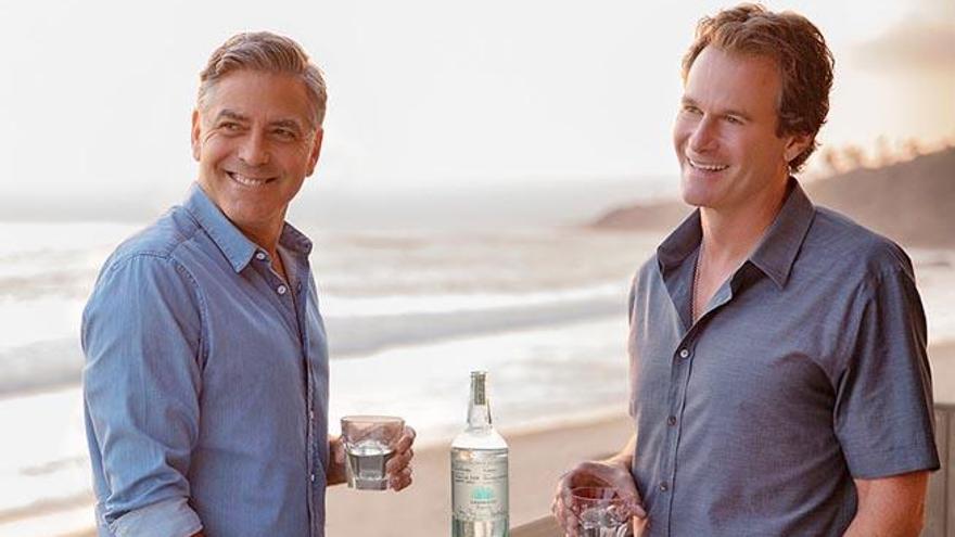 Foto promocional de George Clooney y su socio Rande Gerber, marido de Cindy Crawford, tomando un tequila de su marca.