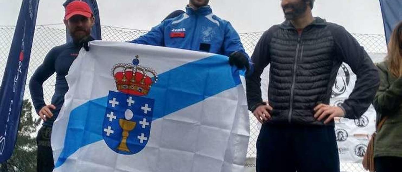 Andrés Fontenla, soldado de la Brilat, celebra el título. // FdV