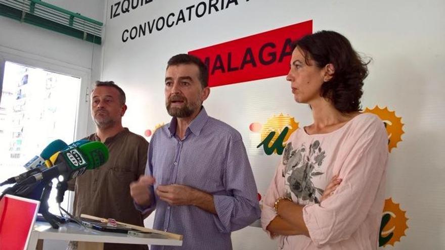 José Antonio Castro, Antonio Maíllo y Eva Sempere ayer en la sede de IU en Málaga.