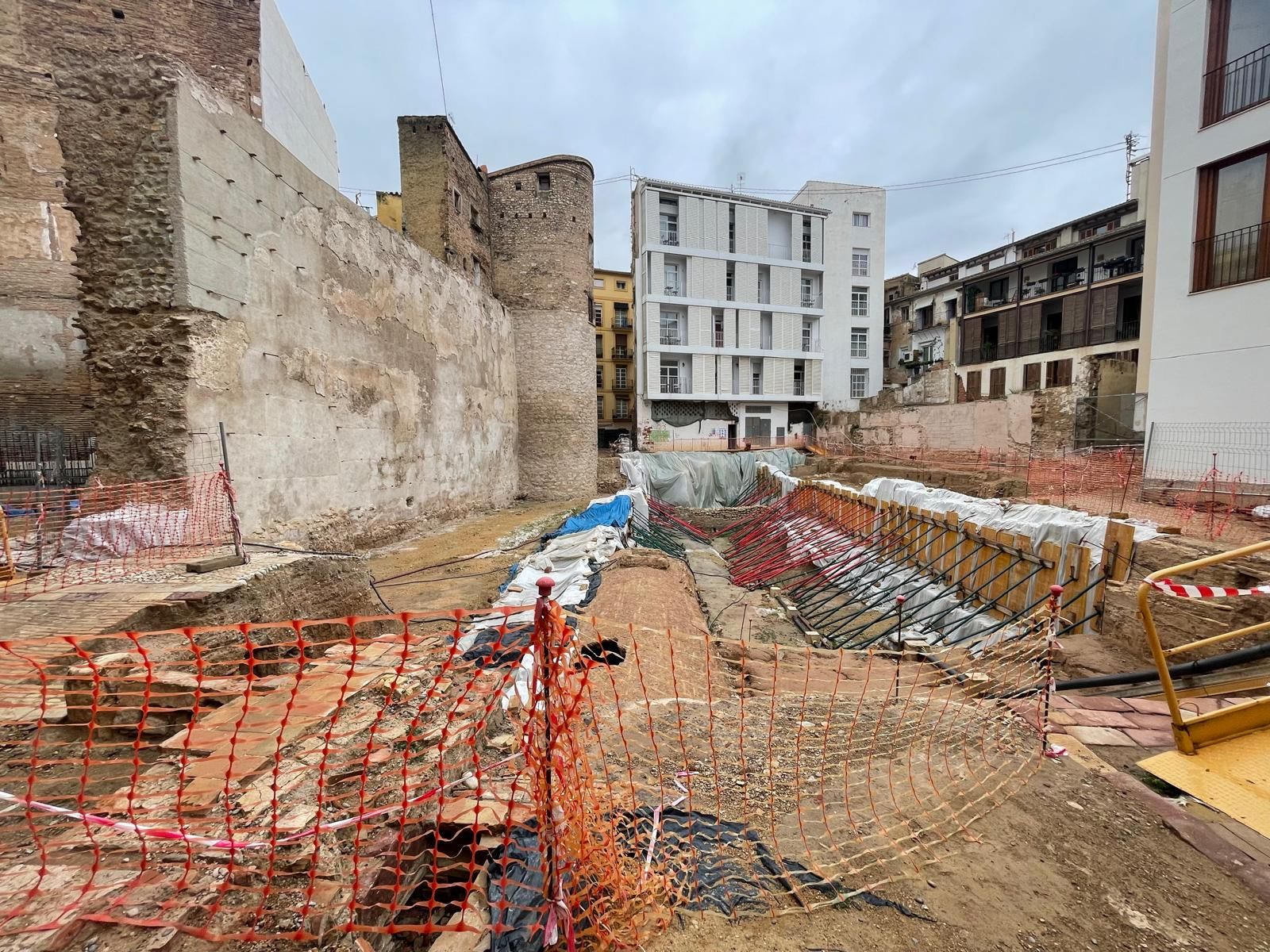 Así está la muralla islámica, en espera de que se retomen las obras de rehabilitación para hacerla visitable