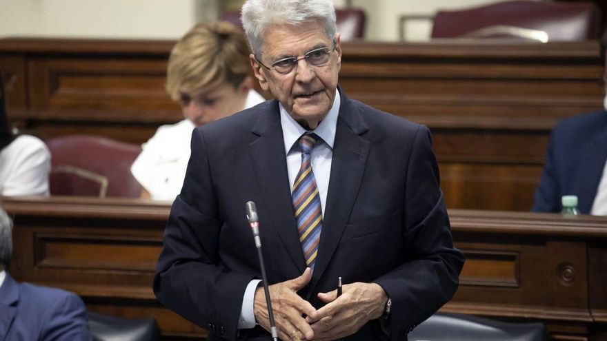 Julio Pérez, durante una intervención en el Parlamento de Canarias.
