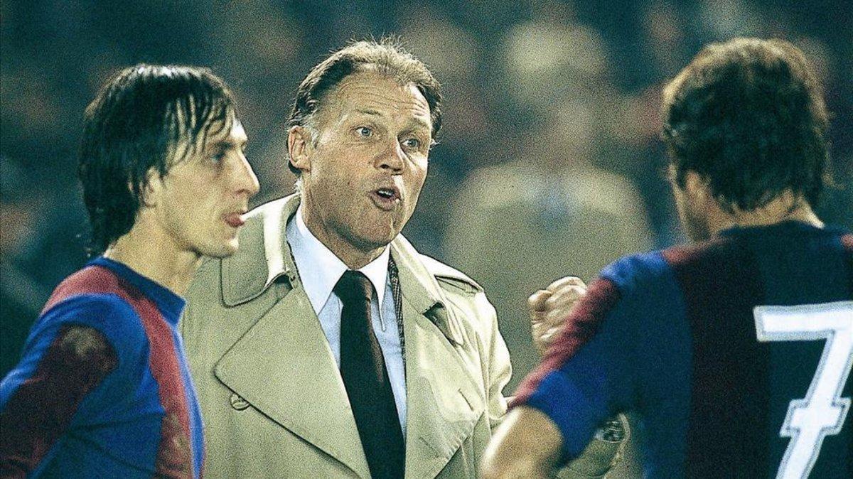Rinus Michels hablando con Johan Cruyff en su etapa de entrenador del FC Barcelona