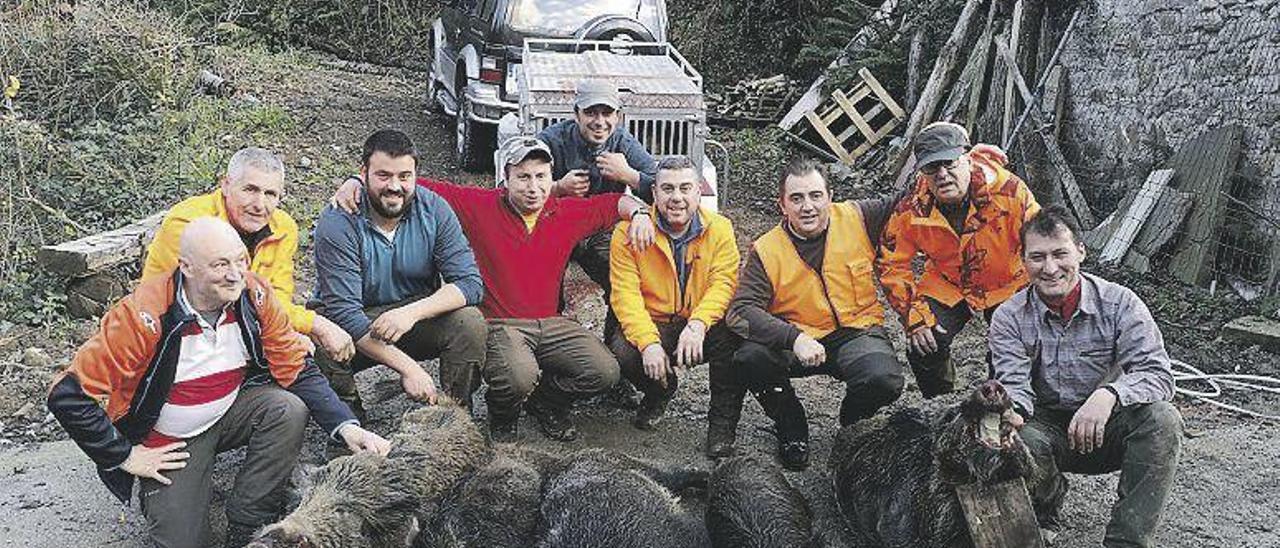 Componentes de la Peña Quintana, en Lena.