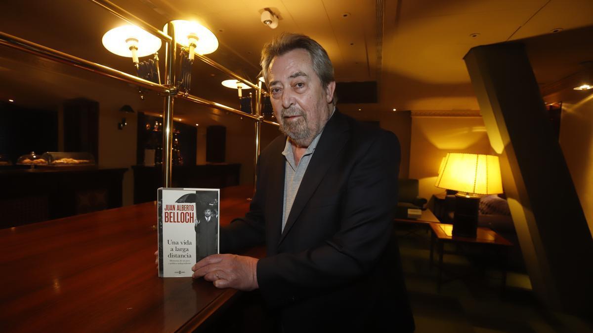 Juan Alberto Belloch sostiene su libro de memorias, redactadas durante el último año tras su jubilación como magistrado.
