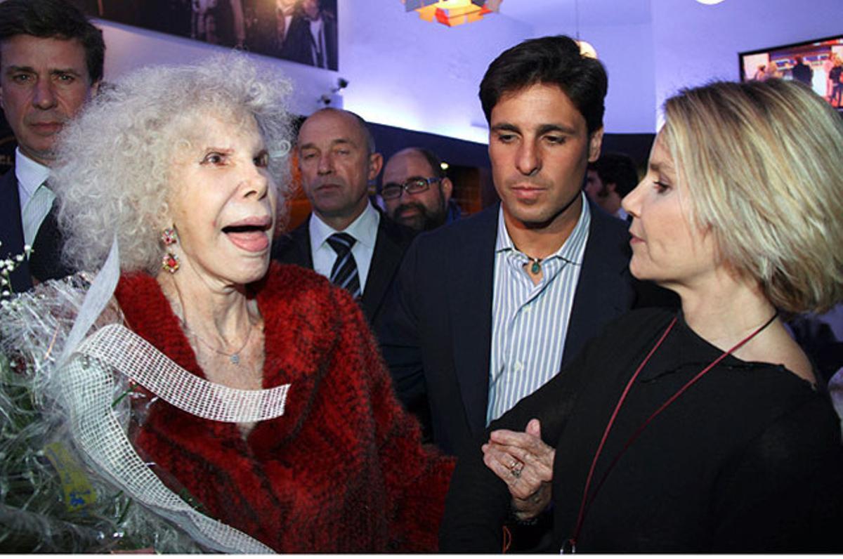 La duquessa d’Alba, Cayetana Fitz-James, amb la seva filla i el torero Francisco Rivera Ordoñez, durant la presentació de l’obra ’Cayetana, su pasión’, a Sevilla.