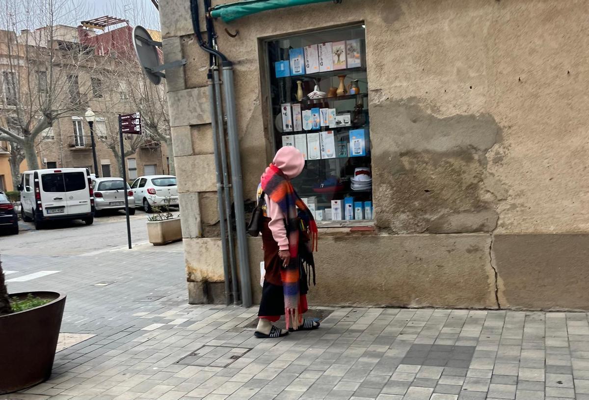 Una persona sense llar, caminant pels carrers de Portbou.