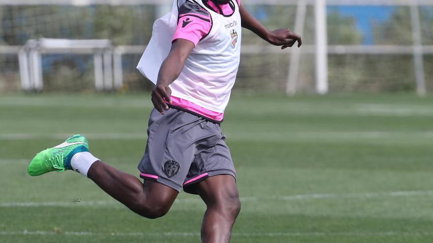 Boateng., durante un entrenamiento del Levante.