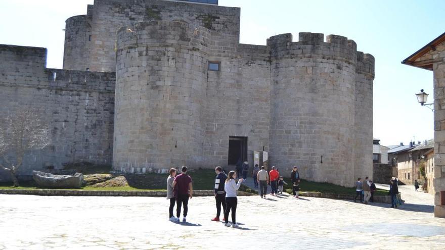 El castillo de Puebla de Sanabria acogerá varias de las actividades culturales programadas para este mes.