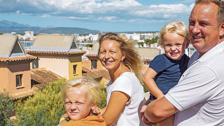 Fühlen sich in ihrem Haus in Son Veri Nou richtig wohl: Saskia und Roy Brummund mit den Kindern Aaron (9) und Lia (3).