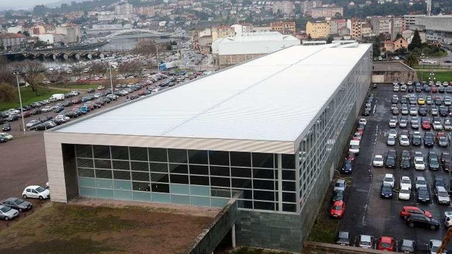 Aparcamiento en torno al recinto ferial. // Rafa Vázquez