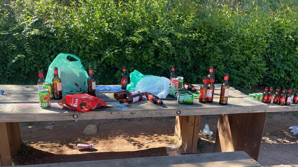 Quintos i llaunes de cervesa que hi havia en una taula del parc del Castell diumenge al matí