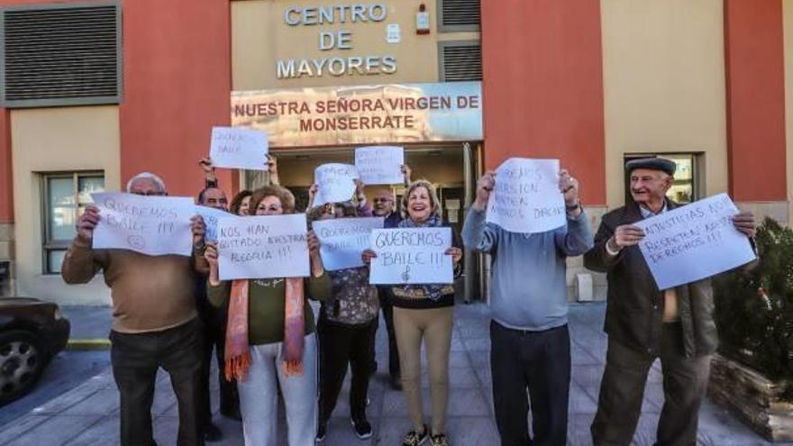 Protesta de los usuarios del centro de mayores Virgen de Monserrate tras la clausura del baile los fines de semana.