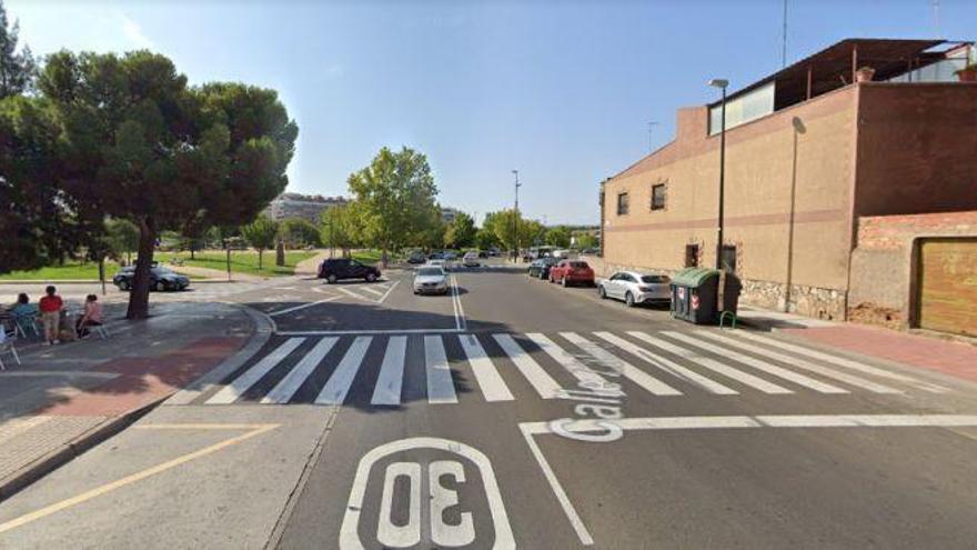 Herido leve un motociclista tras chocar con una furgoneta que no ha respetado un stop, en Torrero