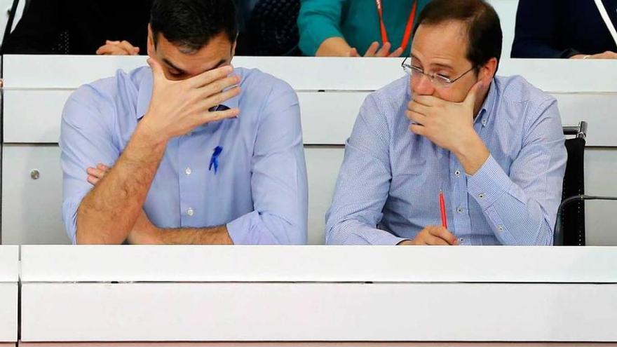 Sánchez y el secretario de organización, César Luena, en la reunión del comité federal del PSOE del sábado.