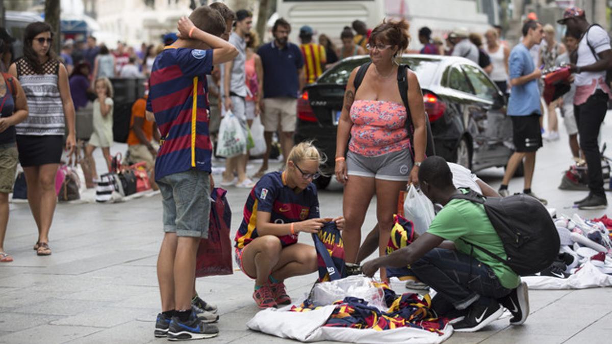 El colectivo de 'top manta' pide formación al Ayuntamiento de Barcelona