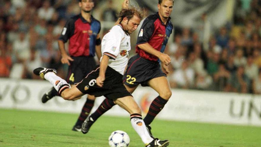 Mendieta, en 1999 ante el Barça en presencia de Guardiola y De Boer.