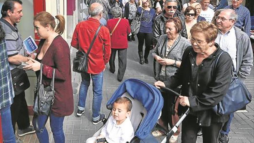 Largas colas en la Casa de la Festa para recoger el ‘llibret’ de festejos