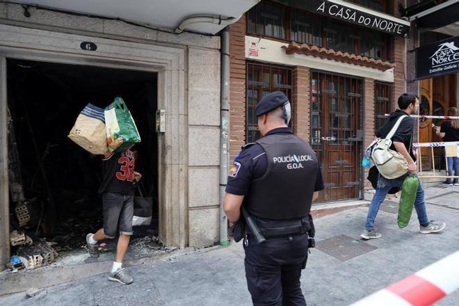 Los vecinos vuelven al edificio incendiado en Vigo a por sus pertenencias