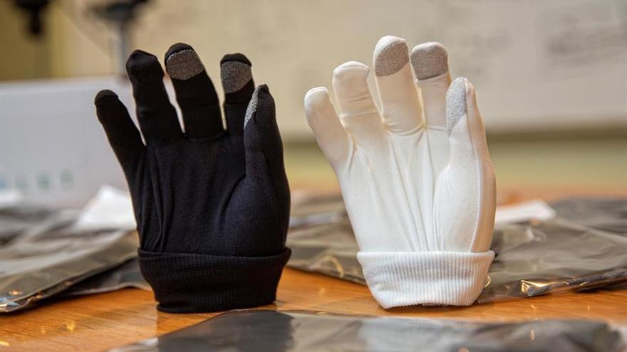 Diseñan unos guantes que eliminan el material genético del covid