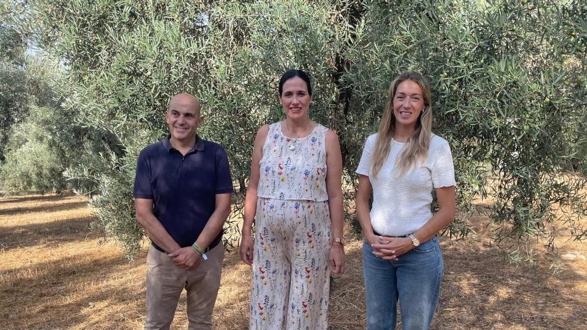 La delegada Laura Soto, con la agricultora Pilar Bracho y el alcalde de Archidona, Manuel Almohalla.
