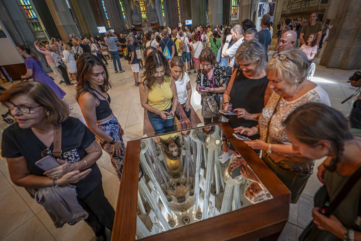 Dos colosales figuras de mármol griego de Thasos, el más blanco del mundo, aguardan a los pies del templo de la Sagrada Família para ser alzadas en octubre a la cima de las torres dedicadas a los evangelistas Juan y Mateo, la primera, como marca la tradición cristiana, un águila, y la segunda, con un esculpido que a veces confunde incluso a los más creyentes, con el aspecto de un hombre alado, sin que eso sea exactamente un ángel.