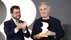 Ferran Adrià recibe del presidente de la Generalitat, Pere Aragonès, el premio Bite Honorary, este jueves en el Teatre Nacional de Catalunya.
