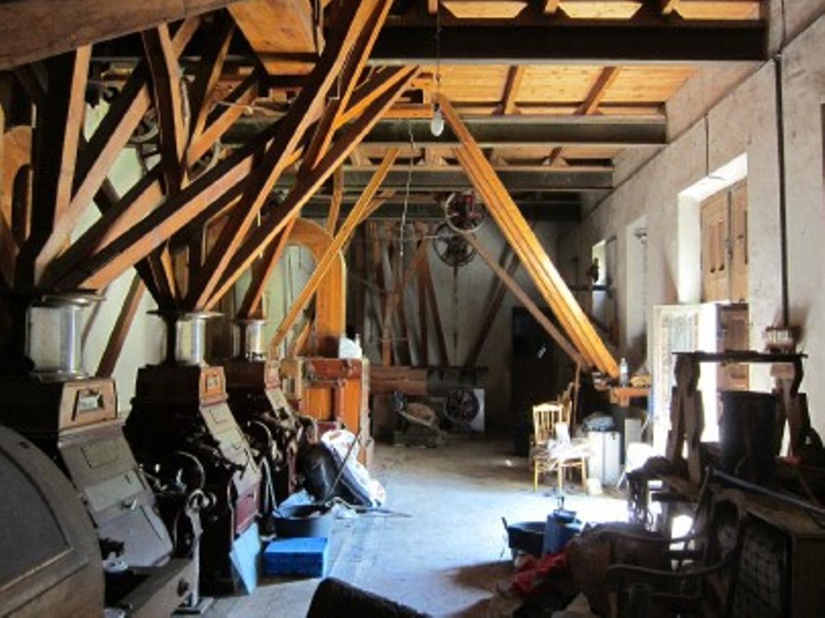 Máquina de madera para la producción de la harina que se conserva en La Farinera de la Font.