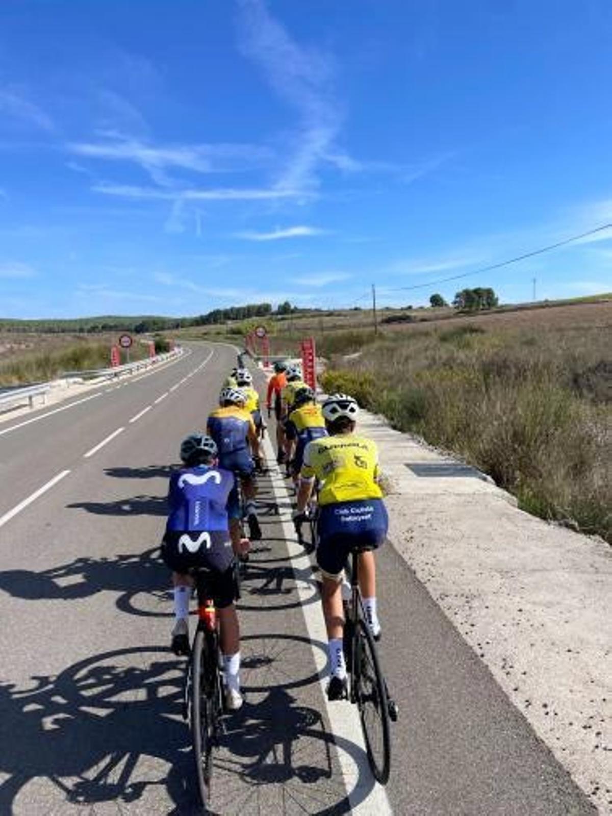 Ciclistas cadetes del club de Ontinyent en la ruta de pretemporada por la Vall d'Albaida.