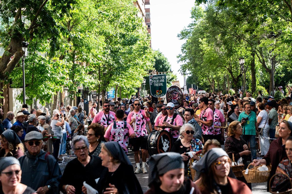 Fotogalería | Las imágenes de Jato: el desfile de los festejos de la provincia de Cáceres llena Cánovas con su colorido flolclórico