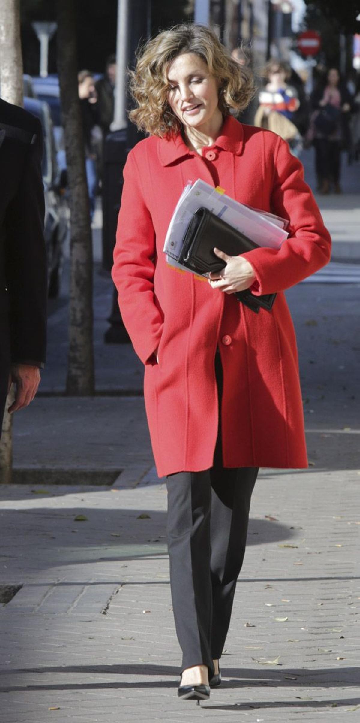 Letizia Ortiz: 'look working girl' con abrigo rojo