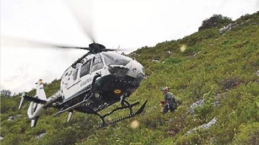 Un agente del Greim ayuda al herido a llegar hasta el helicóptero para ser evacuado al hospital.